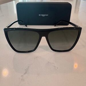 Givenchy sunglasses GV7181 Excellent Condition